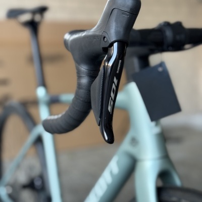 Frente de bicicleta de estrada cinzenta com guiador e manete de travão preto