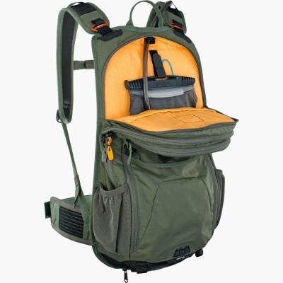 Mochila verde escura com interior laranja e vários compartimentos aberta