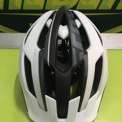 Capacete de ciclismo branco e preto com ventilação em fundo verde e letras amarelas