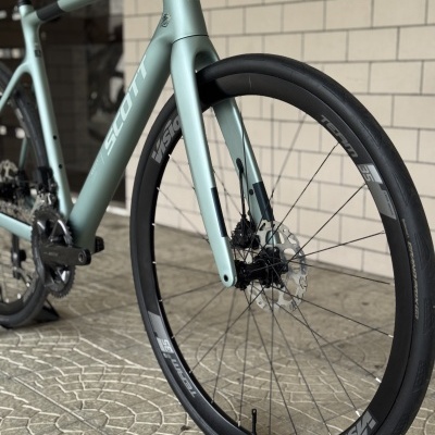 Bicicleta de corrida SCOTT verde metálico com aro Vision e travão de disco