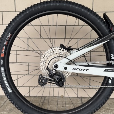 Roda traseira de bicicleta preta e branca com pneu Forekaster e sistema Shimano Deore