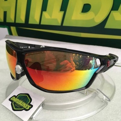 Óculos desportivos com lentes espelhadas e armação preta