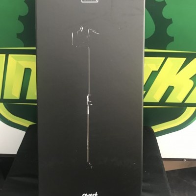 Caixa preta com imagem de componente RockShox Reverb