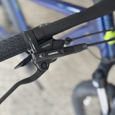 Punho de bicicleta preto com manete Shimano e quadro azul