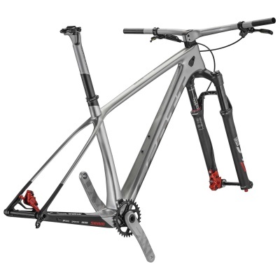 Quadro cinzento de bicicleta de montanha com suspensão dianteira preta e vermelha