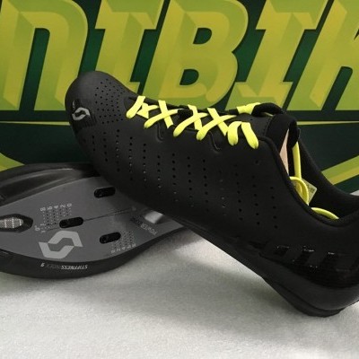 Sapatilhas de ciclismo pretas com atacadores amarelos e sola cinza com marca 'SCOTT'