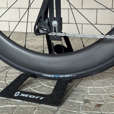 Roda traseira de bicicleta com aro de carbono cinzento e suporte preto SCOTT