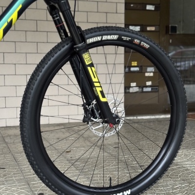 Roda dianteira de bicicleta com pneu Maxxis e suspensão RockShox