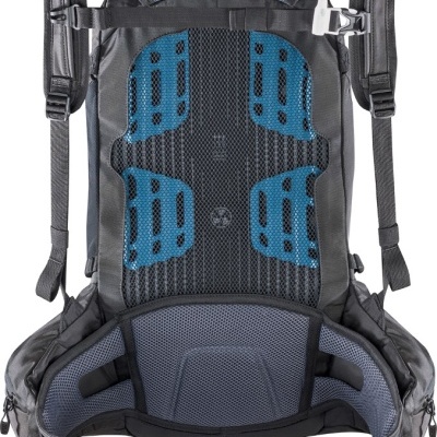 Mochila preta com detalhes em azul e cinza e alças acolchoadas