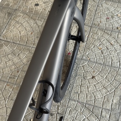 Bicicleta de estrada cinza com quadro metálico e texto ADDICT 2C