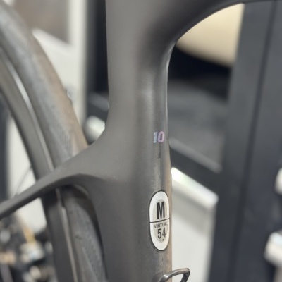 Quado bicicleta carbono preto fosco com selo tamanho M VIRTUAL 54 e número 10 em cores iridescentes