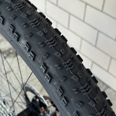 Pneu de bicicleta preto com padrão de piso em relevo