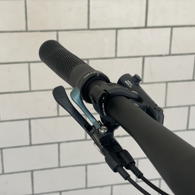 Guiador de bicicleta com punho preto e manete de travão