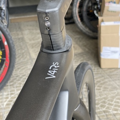 Quadro de bicicleta de corrida preta com inscrição V4Rs em fundo interior