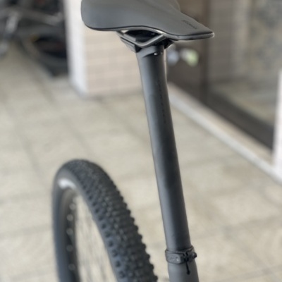 Selim de bicicleta preto com pneu grosso em ambiente interior