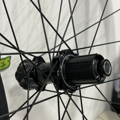 Roda de bicicleta preta com cubo central metálico