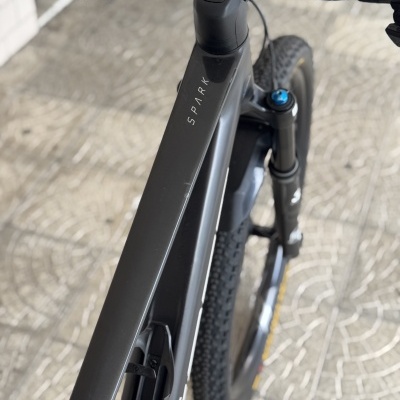 Bicicleta de montanha preta com quadro escrito SPARK vista de cima