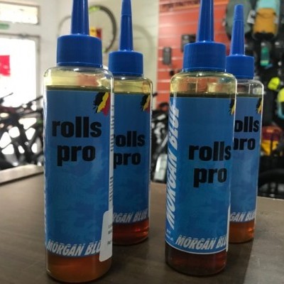 Frascos plásticos com líquido âmbar e rótulos azuis em loja de bicicletas