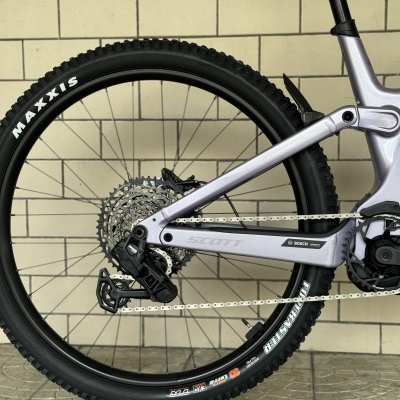 Roda traseira de bicicleta com pneu preto Maxxis Forekaster e quadro metálico cinza