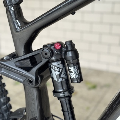 Amortecedor traseiro FOX FLOAT preto montado em bicicleta de montanha preta