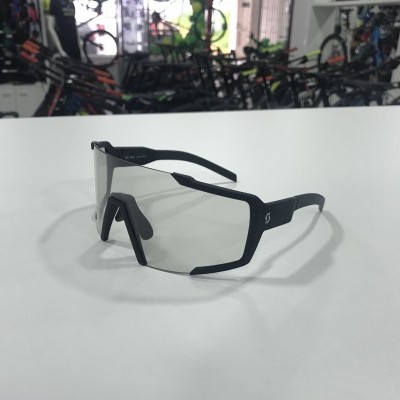 Óculos de proteção com armação preta e lentes transparentes