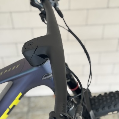 Bicicleta de montanha azul com guiador preto e detalhes amarelos