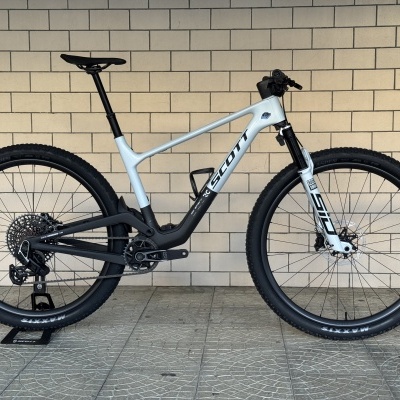Bicicleta de montanha branca e preta da marca Scott