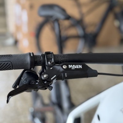 Punho e manete de travão de bicicleta pretos com inscrições MAVEN SLV e SRAM