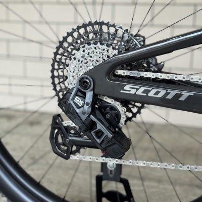 Roda traseira de bicicleta com cassete prateado e quadro preto com texto SCOTT