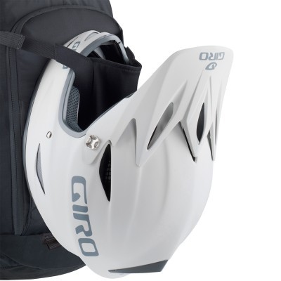 Capacete integral branco com texto GIRO e mochila preta