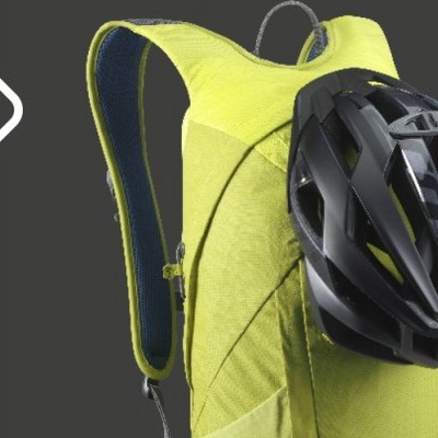 Mochila verde-limão com capacete preto preso na parte de trás