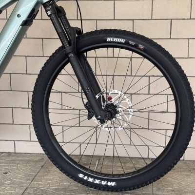 Parte frontal de bicicleta de montanha com suspensão e pneu preto