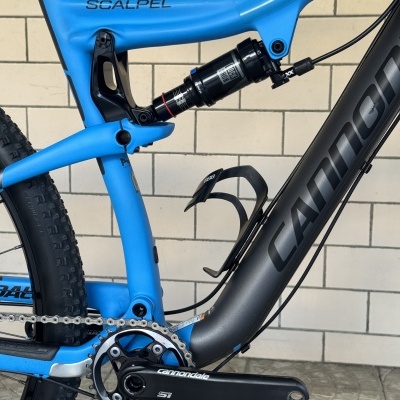 Quadro de bicicleta azul Cannondale Scalpel com suspensão RockShox e pedaleira Cannondale Si