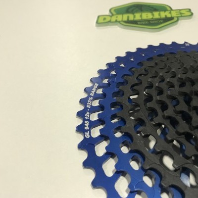 Engrenagens metálicas azul e preta com texto branco em superfície branca com logótipo DANI BIKES