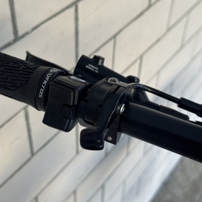 Punho e manete de bicicleta Syncros com reservatório de fluido Shimano