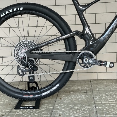 Roda traseira de bicicleta de montanha preta com pneus Maxxis e inscrição 'YOUNG WARRIOR'