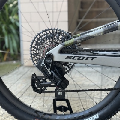 Roda traseira de bicicleta com cassete, desviador e quadro SCOTT cinza