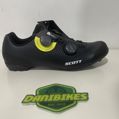 Sapato de ciclismo preto Scott com detalhes amarelos e ajuste por botões