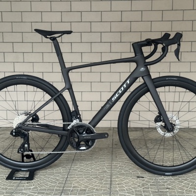 Bicicleta de estrada preta mate com quadro carbono e travões de disco