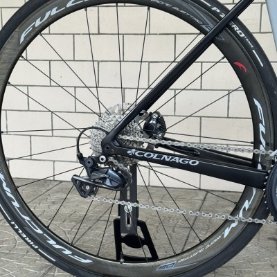 Roda traseira de bicicleta de estrada Fulcrum Racing Quattro DB Pirelli P Zero Race Colnago Shimano Ultegra em suporte Scott