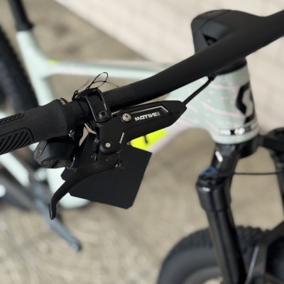 Guidão e manete de travão de bicicleta de montanha com texto NATIVE