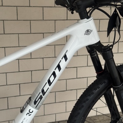 Bicicleta de montanha branca SCOTT Spark RC com suspensão preta e pneus com piso de tacos