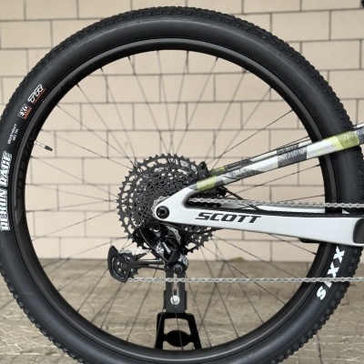 Roda traseira de bicicleta de montanha preta e branca