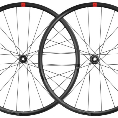 Duas rodas de bicicleta pretas finas com raios e etiquetas vermelhas