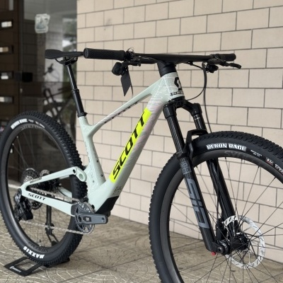 Bicicleta de montanha Scott cinza claro com suspensão RockShox e pneus Maxxis