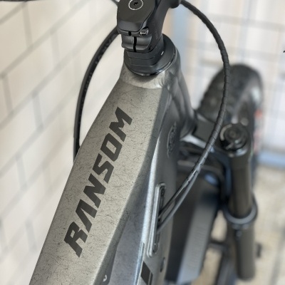 Close-up do quadro e guiador de bicicleta RANSOM cinzenta