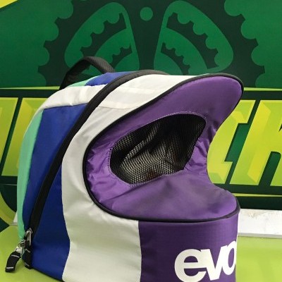 Mochila para transporte de animais de tecido colorido com área de malha e texto 'evo'.