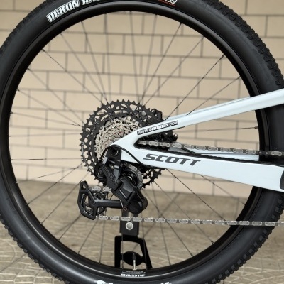 Roda traseira de bicicleta com pneu Maxxis Rekon Race e quadro branco SCOTT