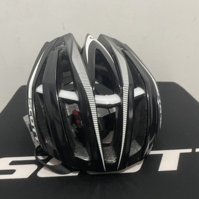 Capacete de bicicleta preto com detalhes cinzentos e brancos