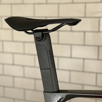 Selim de bicicleta preto com haste de carbono com texto SYNTICIS